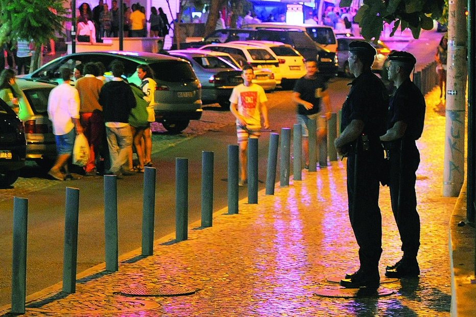 Confronto entre turistas e GNR 