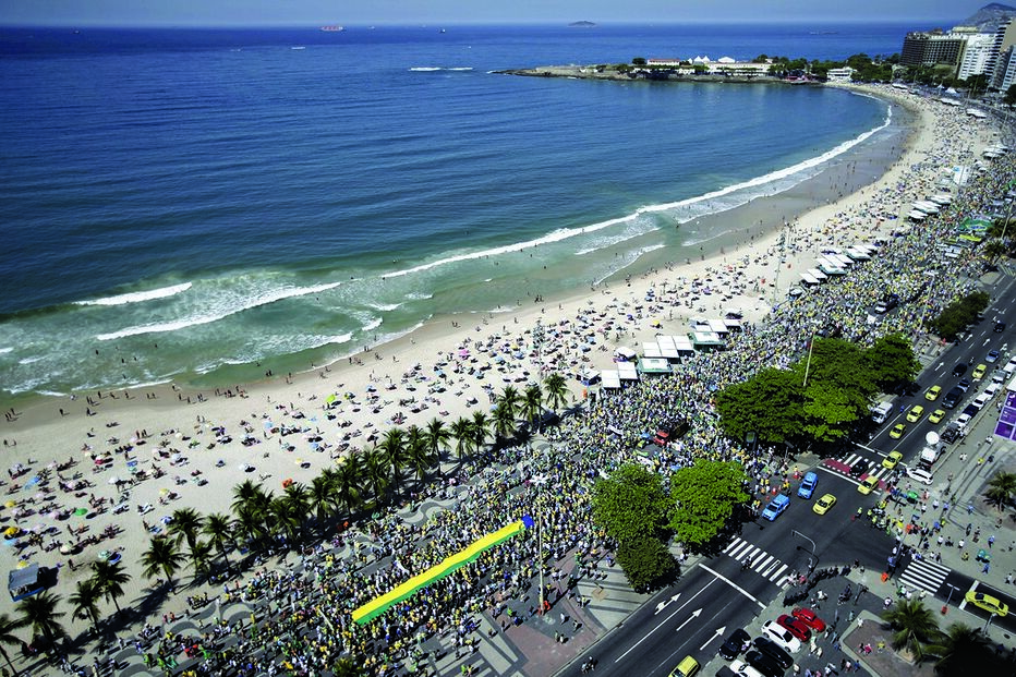 Milhares nas ruas contestam Dilma 