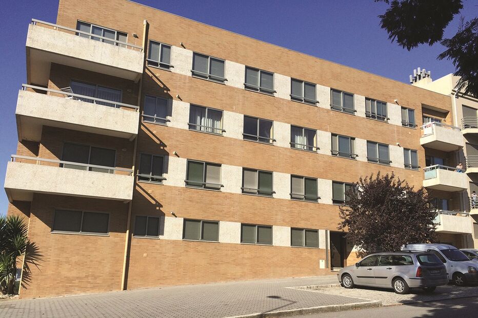 Cai de 2.º andar ao pôr cortinas 