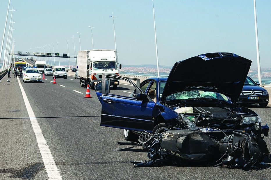 Colisão violenta mata motard 