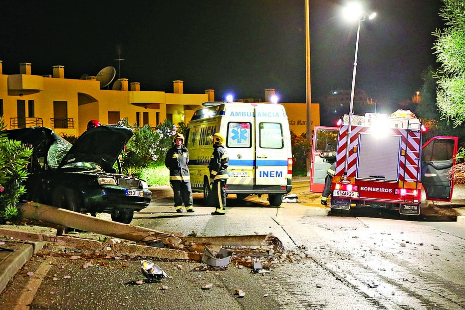 Condutor embate em poste de luz 