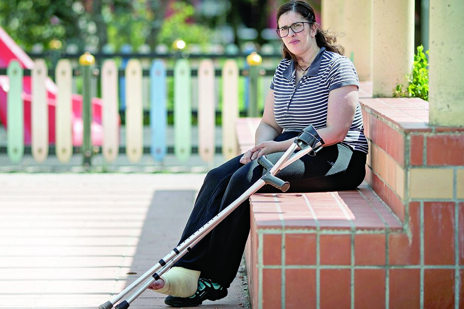 Obrigada a trabalhar com o pé engessado 