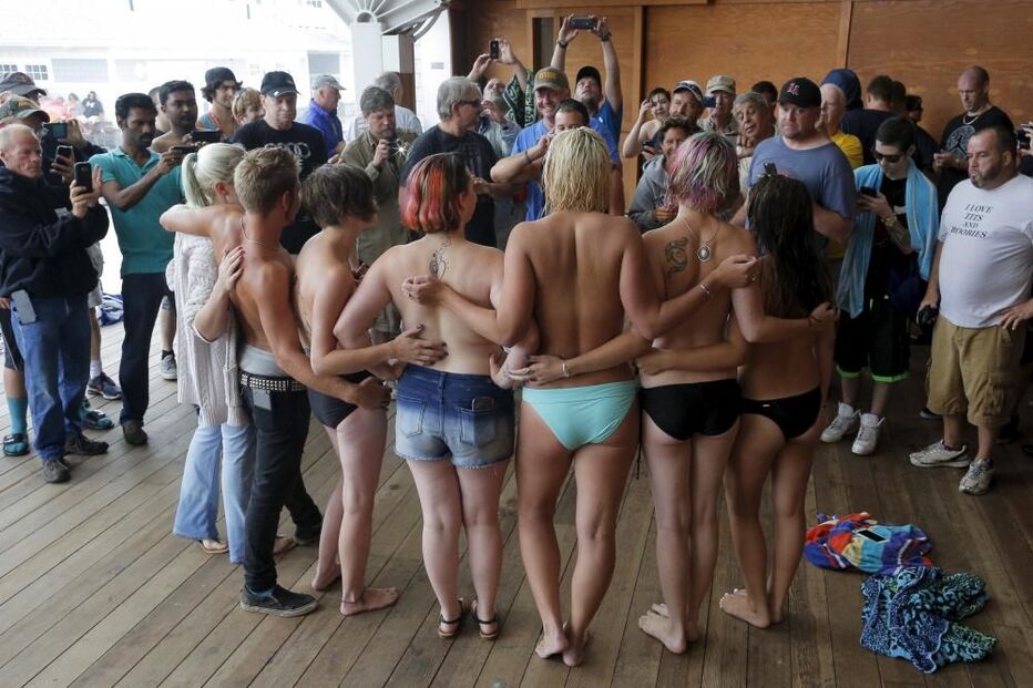 topless, free the nipple, nova iorque, new hampshire, marcha, direitos, igualdade