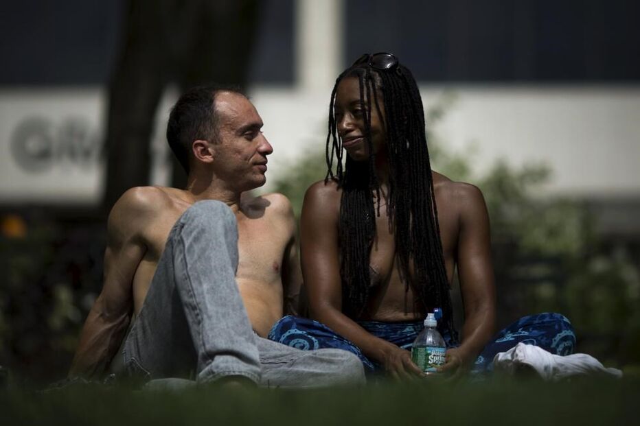 24-08-2015_10_50_35 apanhar sol jardim ny reuters.jpg