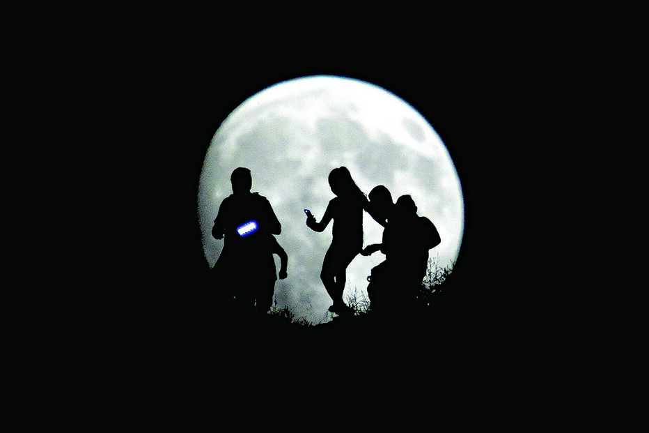 Nuvens em dia de lua gigante 