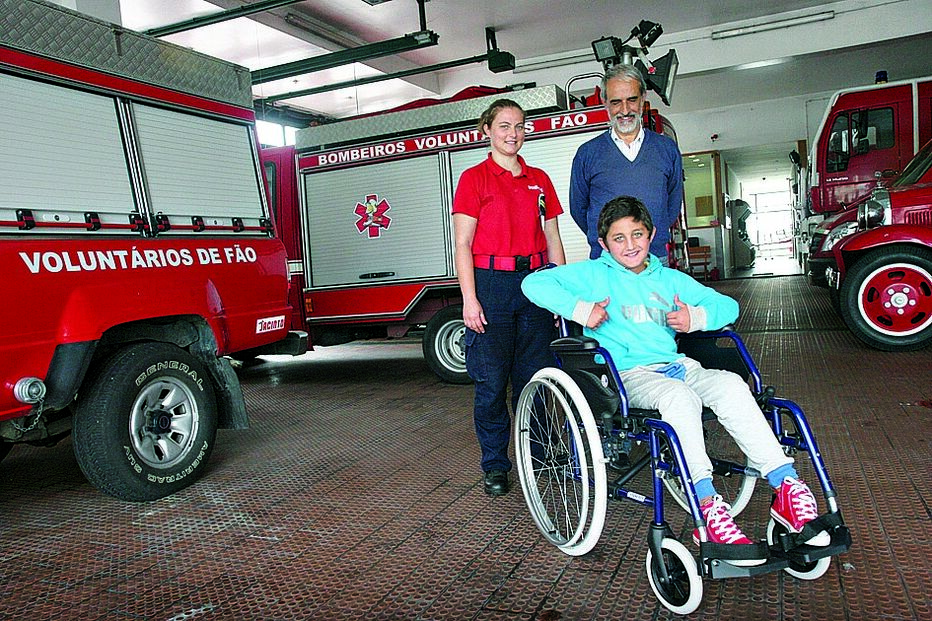 Bombeira ajuda a comprar cadeira de rodas a menino 