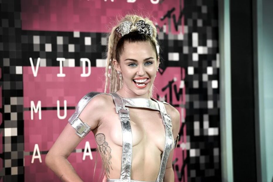 Miley Cyrus, look, visual, cantora, vestido, apresentadora, gala, prémios, mtv, Video Music Awards 2015, VMA