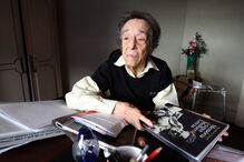 04-09-2015_11_59_53 Manuela de Azevedo com o livro.jpg