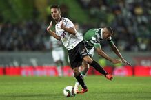 21-09-2015_22_22_20 3 sporting's player Slimani vies for the ball against Nacional da Madeira player Sequeira.jpg