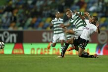 21-09-2015_22_22_21 4 Slimani vies for the ball against Nacional da Madeira player Washington.jpg