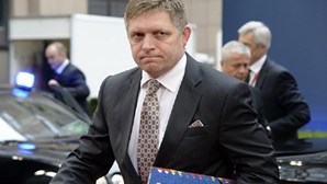Primeiro-ministro eslovaco estável, mas em estado "muito grave". Robert Fico foi atingido a tiro no abdómen