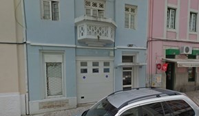 Fachada do prédio com o número 33 da rua Abade Faria, em Lisboa