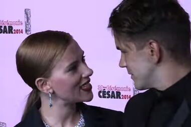 Scarlett Johansson e Romain Dauriac nos prémios César