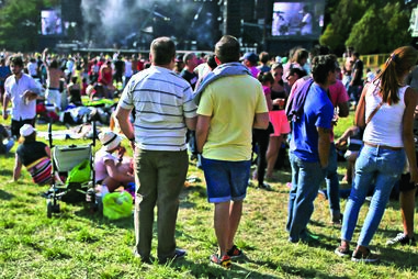 Partido Comunista, António Serzedelo, Festa do Avante, PCP, Atalaia, Seixal, crime, lei e justiça, ódio homofóbico, homossexualidade, beijo, Opus Gay