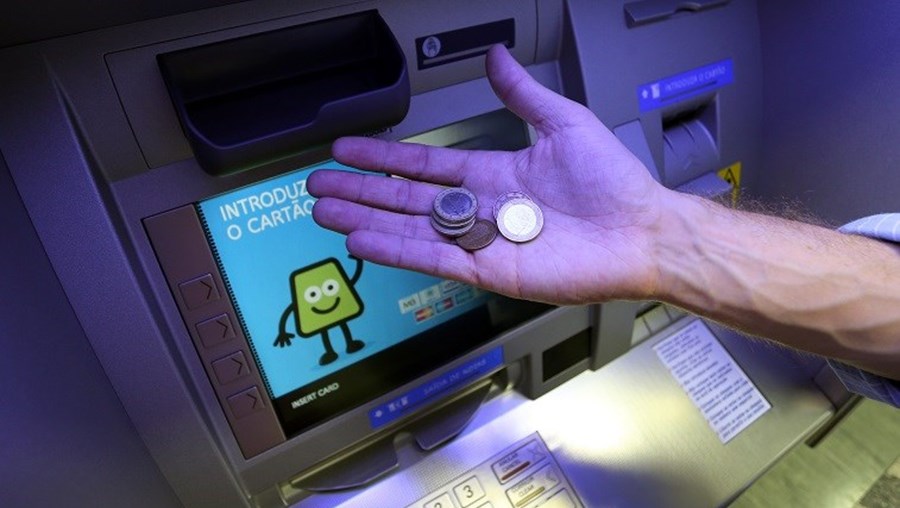 A disponibilização de moedas é uma novidade.  O serviço multibanco tem vindo a modernizar-se