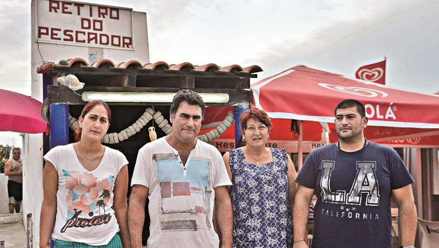 Hélder Silva (à esquerda), com a família, está indignado com o plano que prevê demolir o restaurante
