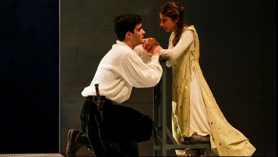 Guilherme Gomes com Nídia Roque numa cena de ‘Hamlet’