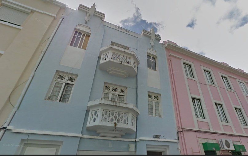AVista do prédio com o número 33 da rua Abade Faria, em Lisboa