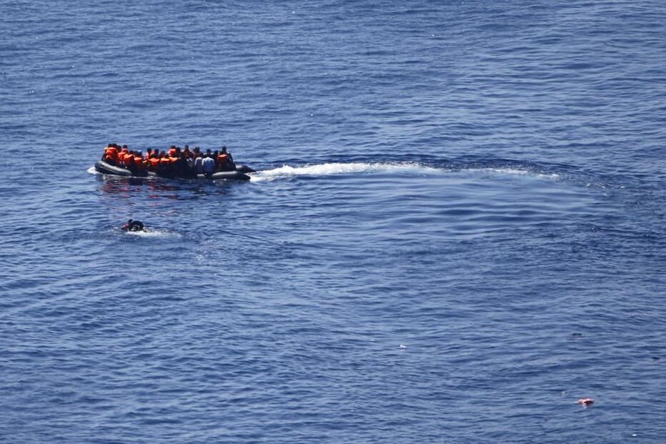 03-09-2015_08_46_48 migrants, sea.JPG