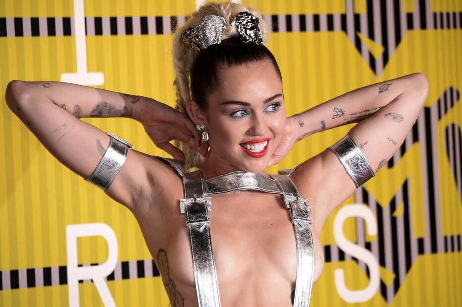 Miley Cyrus, nudez, topless, ousada