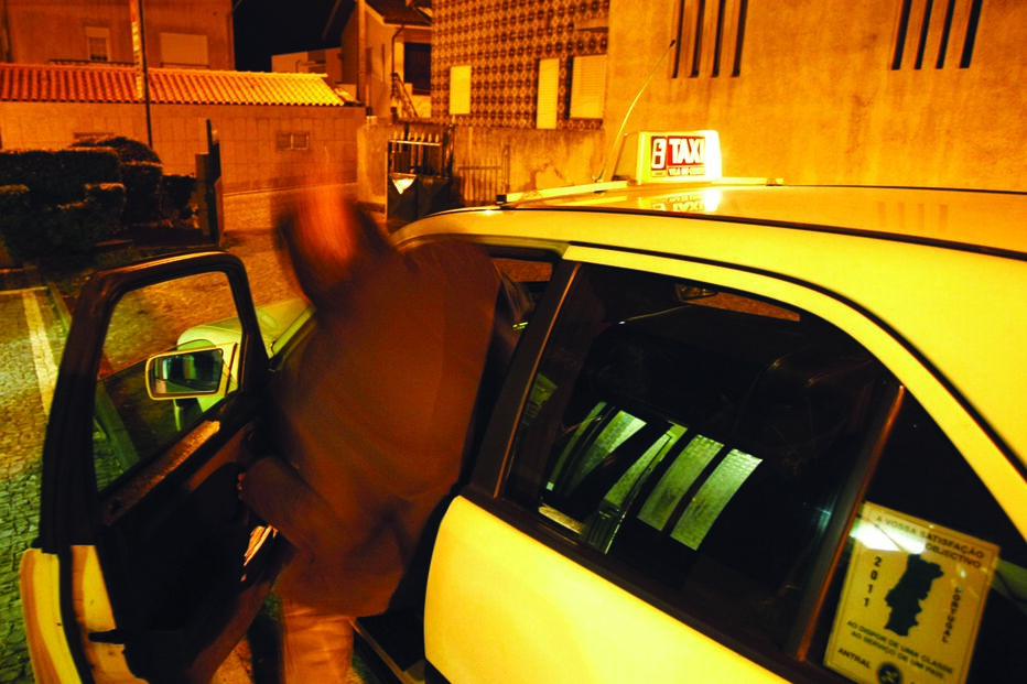 Menor em roubo armado a taxista 