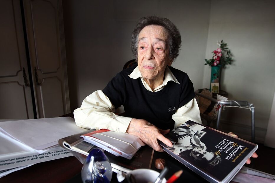 04-09-2015_11_59_53 Manuela de Azevedo com o livro.jpg