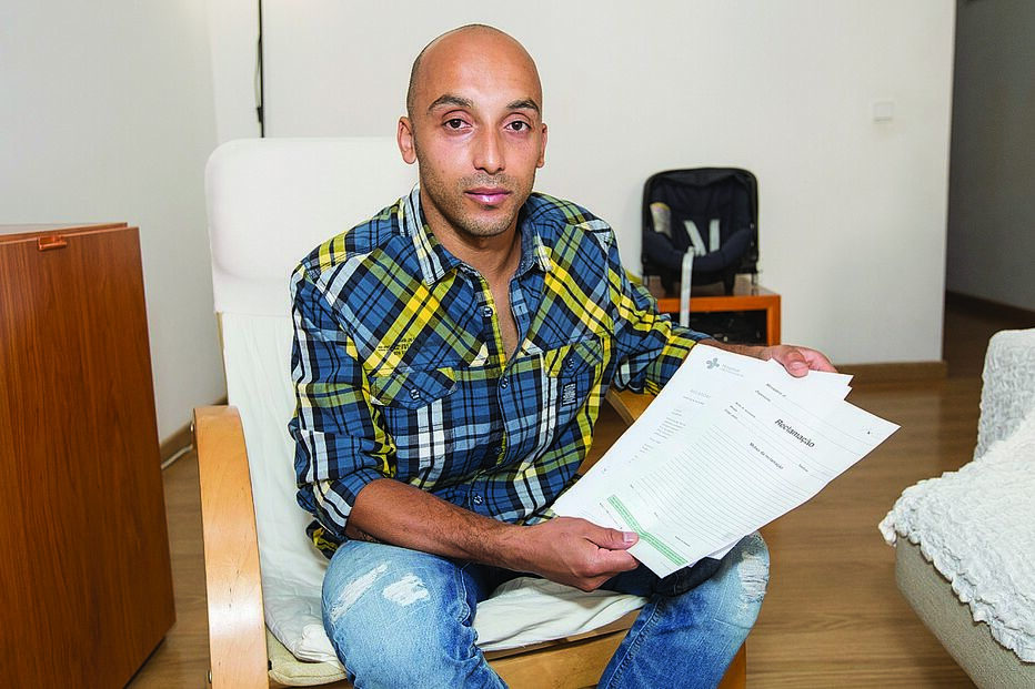 Criança espeta seringa no dedo 