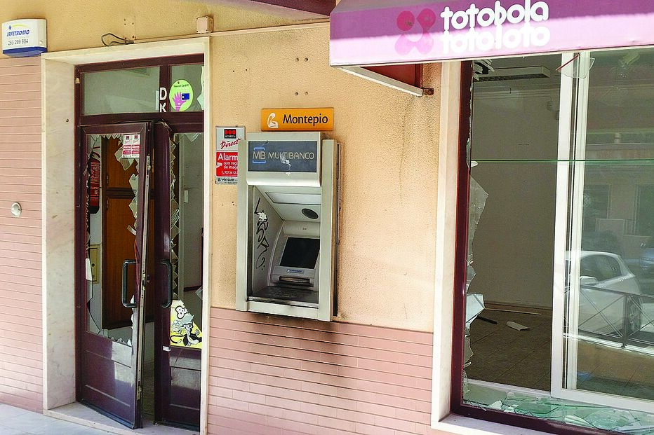 Explodem ATM e falham roubo 