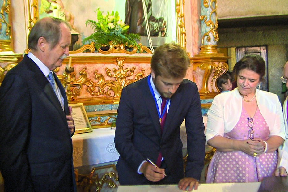 D. Duarte Pio consagra filho 