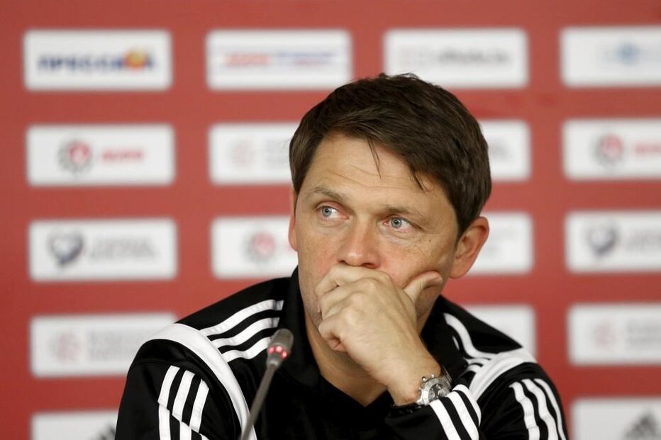 Luxemburgo, desporto, futebol, UEFA, intoxicação alimentar, Luc Holtz