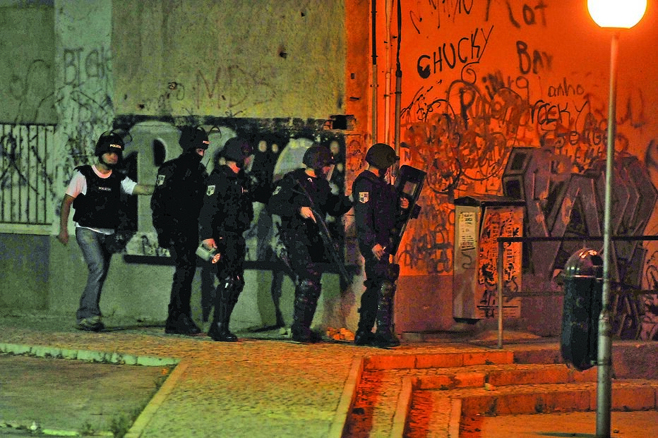 120 polícias cercam traficantes em bairro 