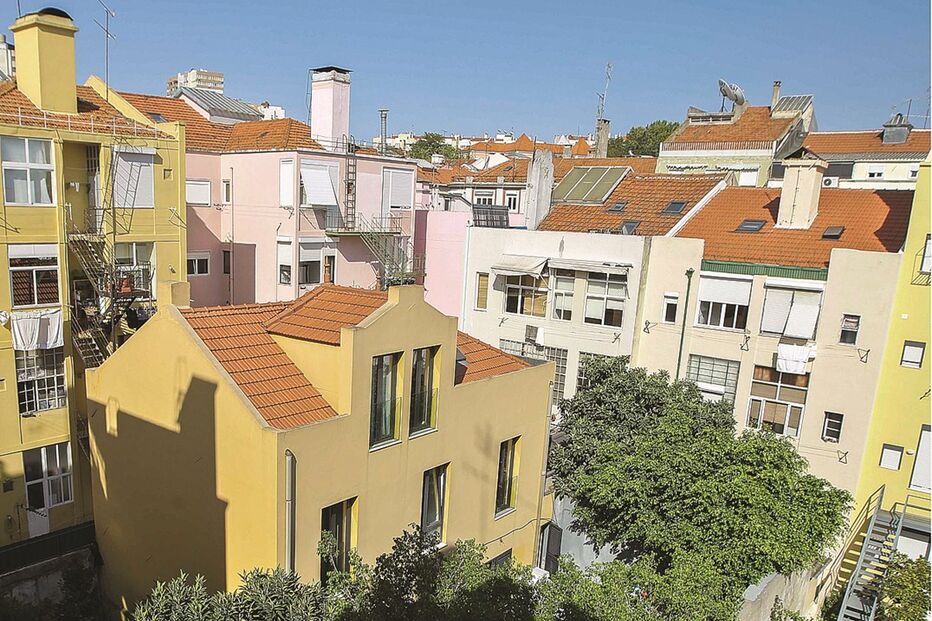 Piscina travou obra de Fava 