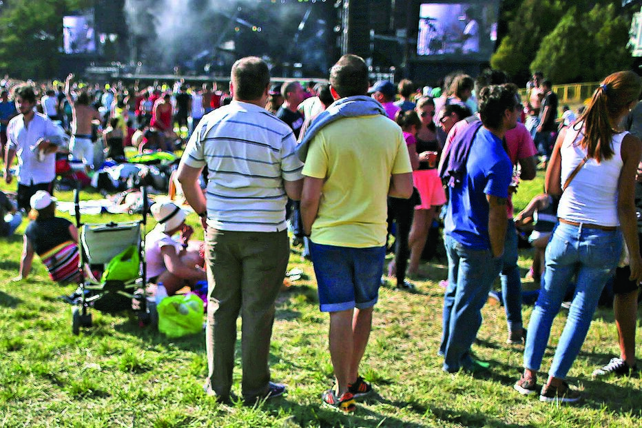 Partido Comunista, António Serzedelo, Festa do Avante, PCP, Atalaia, Seixal, crime, lei e justiça, ódio homofóbico, homossexualidade, beijo, Opus Gay