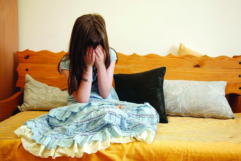 Abusa de criança à frente de bebés 