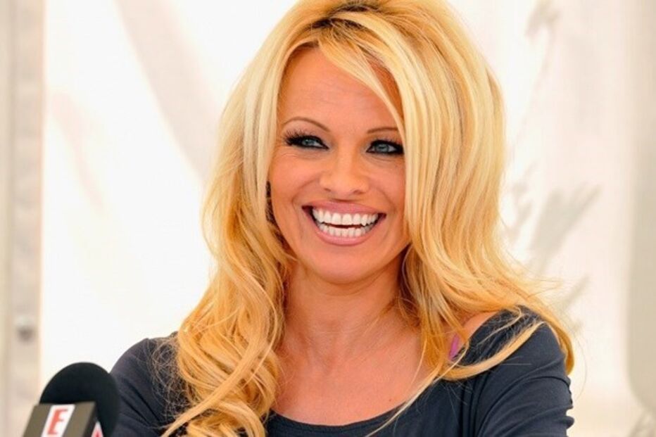 pamela anderson, nua, despe-se, 48 anos