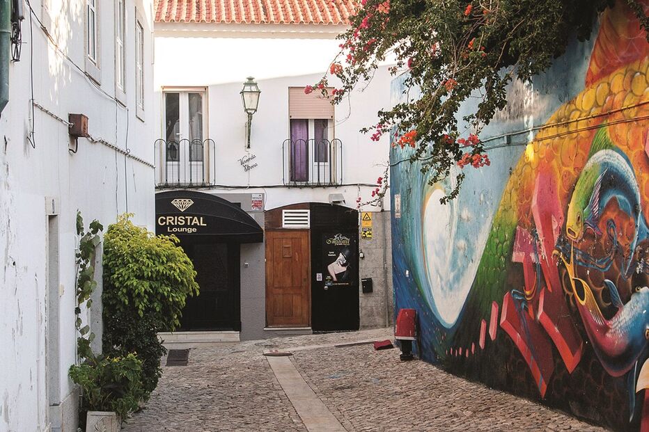 Baleado no queixo em bar de strip 