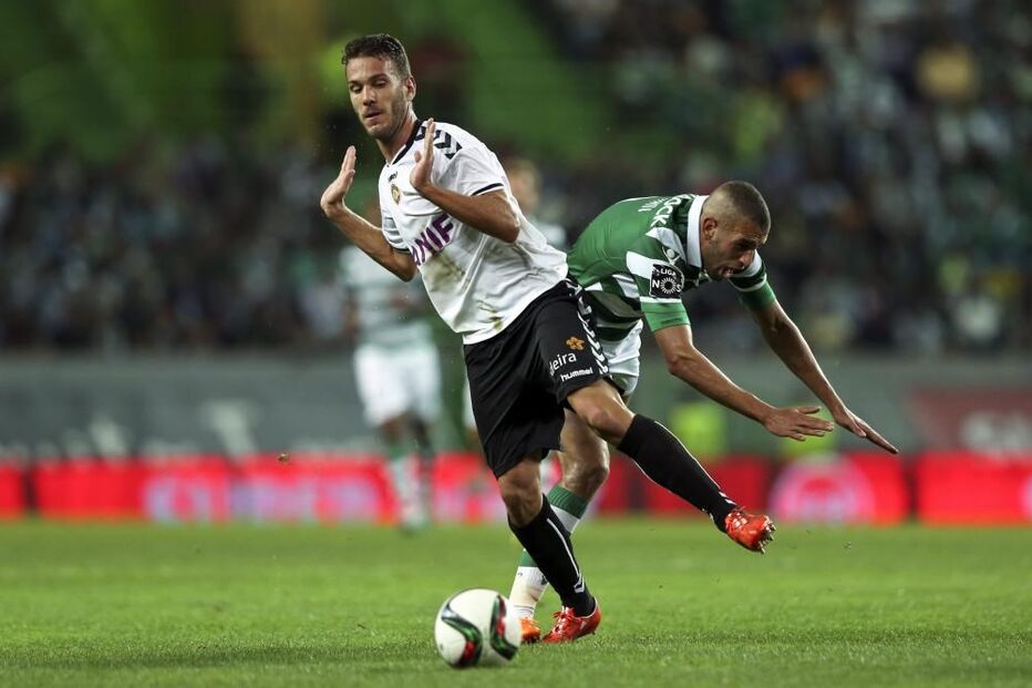 21-09-2015_22_22_20 3 sporting's player Slimani vies for the ball against Nacional da Madeira player Sequeira.jpg