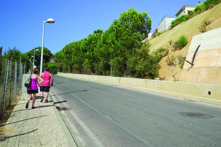 Encosta-se a rede e cai 10 metros 