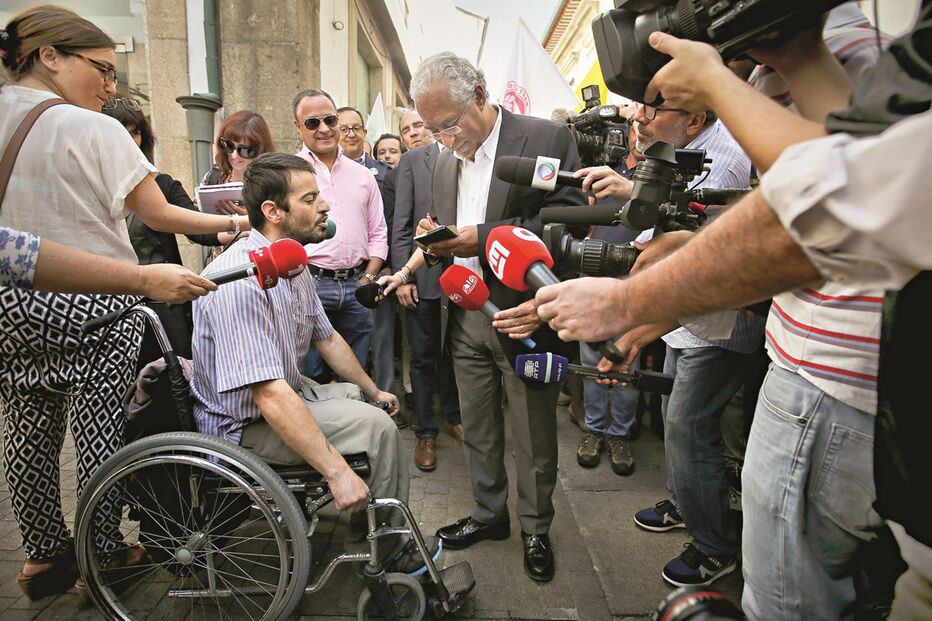 Costa saca do papel e já anota telemóveis 