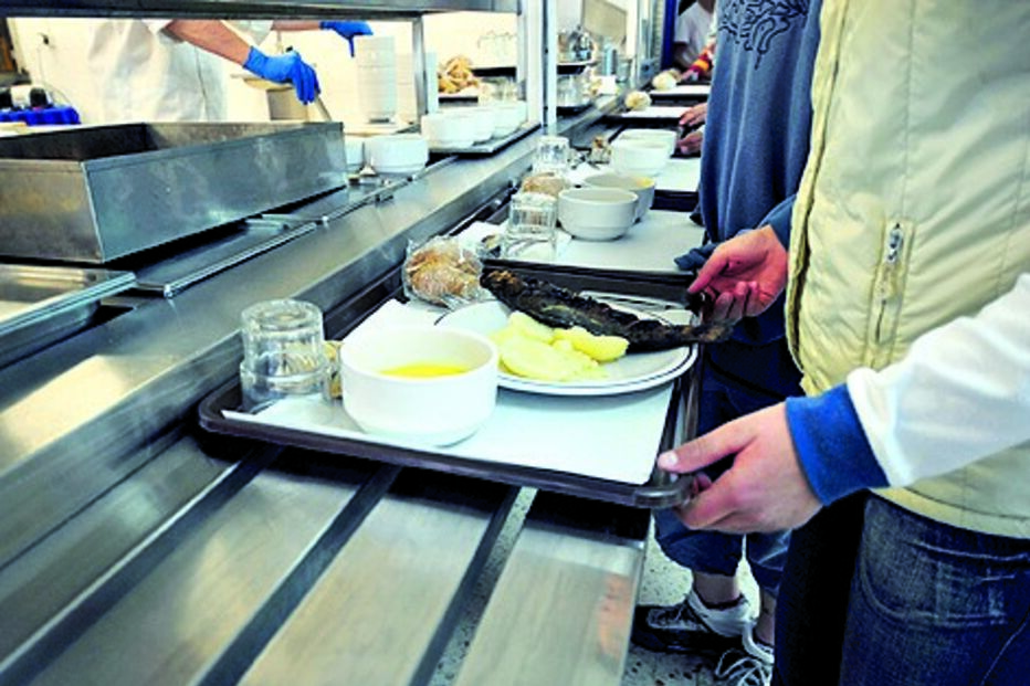 Pais penhorados por dívidas às cantinas 