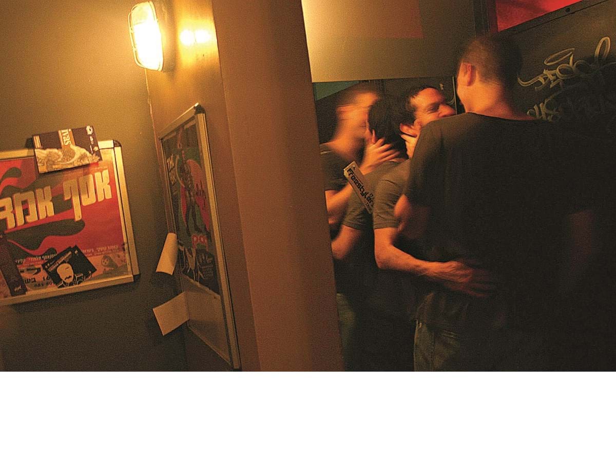 Drogam amigos em bar gay - Portugal foto