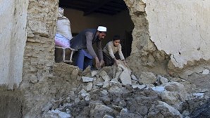 Sobe para 300 o número de mortos no sismo do Afeganistão