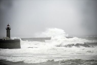 Cargueiro à deriva à saída da barra da Figueira da Foz corre o risco de naufragar