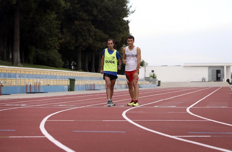 Ricardo Abreu (à esquerda) é o atleta guia que acompanha Nuno nas competições e nos treinos