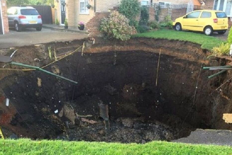 Inglaterra, buraco, St Albans, Fontmell Close, retirada, famílias