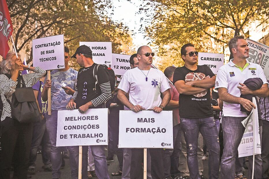 Greve no INEM pára 16 viaturas 