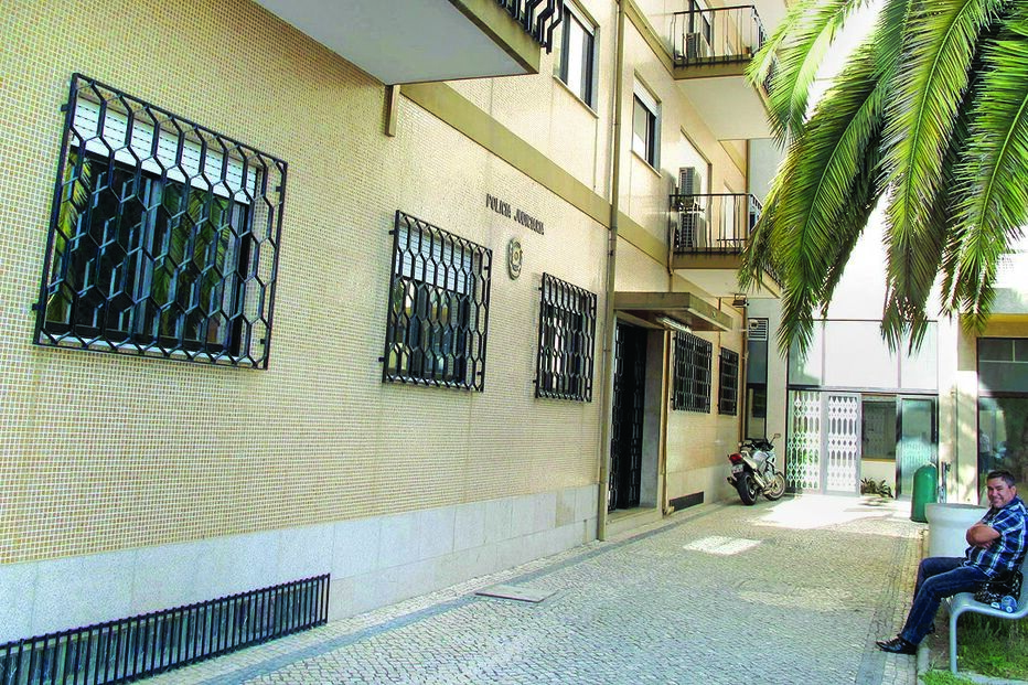 Ciumento tenta sufocar a mulher 