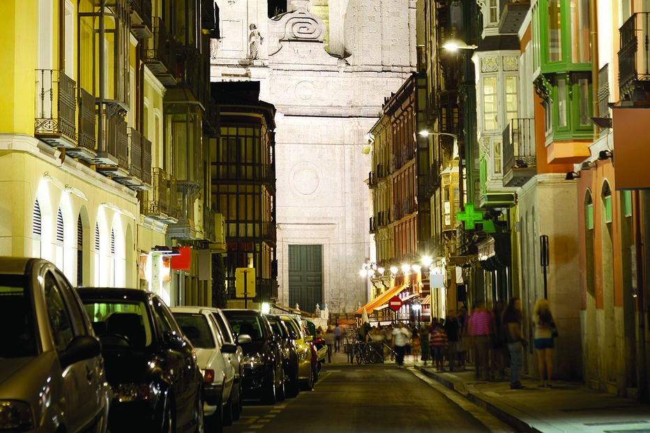 vítima, violador, bar, parque da cidade, parque de Valladolid, Espanha, F.A.C.S.