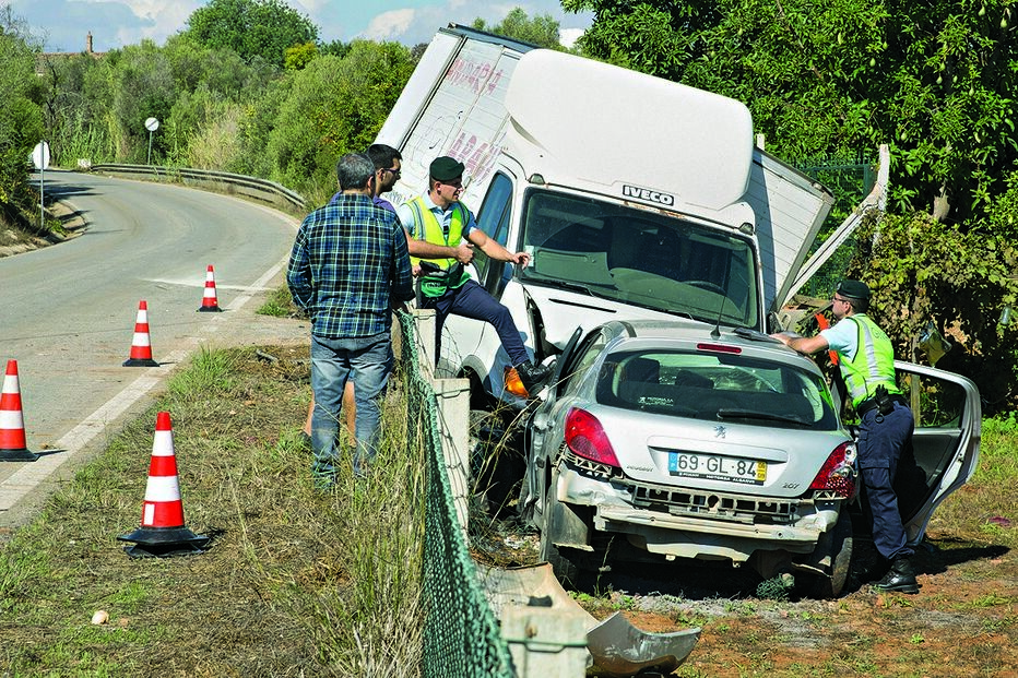Morre em colisão contra carrinha 