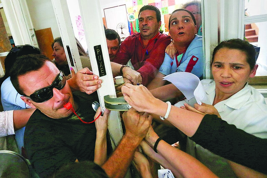 professores, provas, ilegal, afastados, revolta